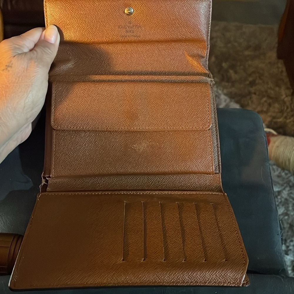 Louis Vuitton trifold passport wallet in monogram - Picture 4 of 11